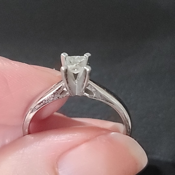 18k White Gold .33 carat Solitare Engagement Ring Size 8 - Picture 3 of 4